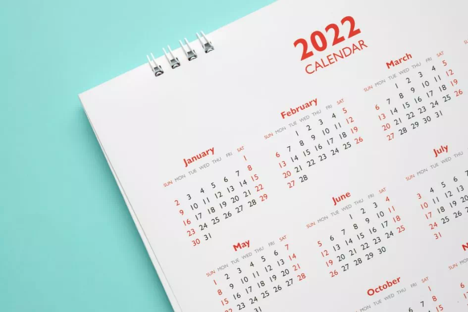 kalendarz z czerwonym tekstem